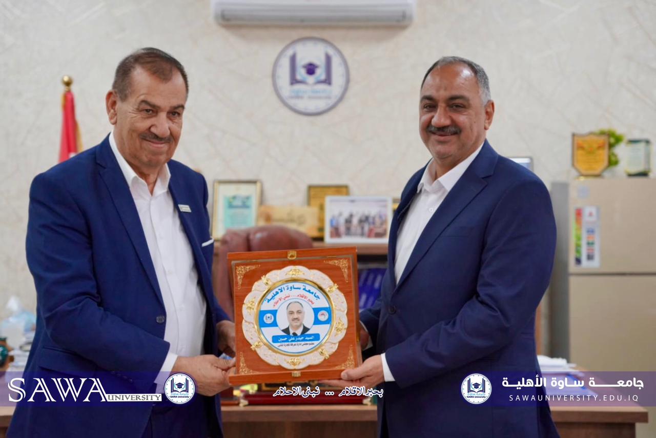 العارضي يوزع دروع المشاركة في الندوة العلمية